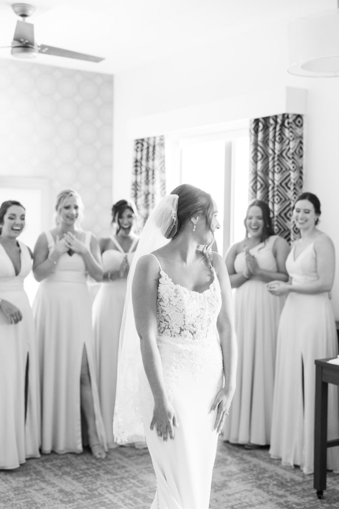 4 Tips on Choosing the Perfect Getting Ready Room on Your Wedding Day | Bucks County Wedding Photographer | Kelly Pullman Photography | www.KellyPullmanPhotography.com